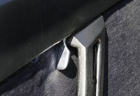 ドアロックのリリースレバーは、かくもさりげないデザインだ。