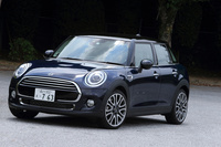 ボディーカラーは全12色、ルーフおよびドアミラーの色はブラックとホワイトの2色から選択可能。テスト車には「ラピスラグジュアリーブルーソリッド」の車体色にブラックのルーフ／ドアミラーが組み合わされていた。