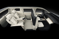 2列・4人乗り仕様のカットモデル。後席まわりの空間は文句なし。