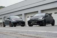 会場には、こちらの貴重な限定車である「GRヤリス セバスチャン・オジエ 9xワールドチャンピオンエディション」（写真右）の姿も。ただし同車は展示・撮影のみで、試乗車は用意されていなかった。
