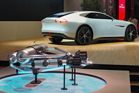 マツダが独自に開発を進めているCO2回収装置「モバイルカーボンキャプチャー」と、コンセプトモデル「ビジョンXクーペ」。