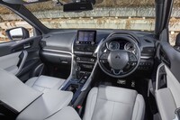 前方視界が開けているのは「アウトランダー」と共通する美点。どちらかといえばインテリアのつくりもカジュアルなので、ガシガシと使い倒したい。