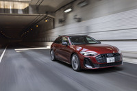 シャシーは内燃機関モデル用に新開発したエンジン縦置きFFが基本の「PPC」。足まわりは前後とも5リンク式のマルチリンクで、「S5」にはダンピングコントロール付きのスポーツサスが標準装備となる。