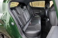 ホイールベースが60mm延びた恩恵は後席空間に顕著。ニースペースが先代モデルよりも30mm拡大し、はっきりと広くなった。