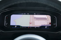 デジタルメータークラスターの「Active Info Display」は全グレード標準装備。表示内容は柔軟に変更可能で、写真の通りナビ画面を大写しにもできる。