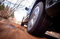 アウトドアアクティビティーに向かう先でも、今やほとんどの道が舗装されているが、例えば湖畔や渓流の釣り場に向かう最後のアプローチはオフロードであることもよくある。雨が降った後では、ぬかるんでいることも少なくない。SUV用タイヤであれば、こうしたシチュエーションで安全に走れる性能が欲しい。