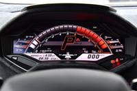 デジタルディスプレイは、ドライビングモードごとに設定の変更が可能。写真は「コルサ」モード。