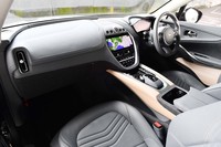 有機的なデザインのインテリア。センターコンソールはブリッジ型で、下部の空間は小物入れスペースにあてられる。