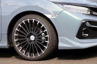 足元の仕様は、ドレスアップ効果抜群のフィンホイールと、35偏平の「ブリヂストン・ポテンザ アドレナリンRE004」の組み合わせ。ブレーキは一通り手が加わっていたが、サスペンションについてはノーマルのままだった。