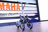 「トリタウン」は三輪のコンパクトなモビリティー。コーナリング時には車体を傾けて曲がる。