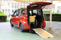 従来モデル同様、福祉車両も多数ラインナップ。車いす仕様車にはロングスロープ付きの「タイプI／II」に加え、新たにショートスロープ付きの「タイプIII」を設定。運転補助装置を取り付けられる「フレンドマチック取り付け用専用車」も用意される。