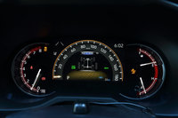 メーター中央部は、選択されたドライブモードによって表示が変わる。写真は「アドベンチャー」において「マッド＆サンド」を選択した状態。走行中の各車輪トルク配分も表示される。