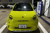 上品でかわいいボディーの形や、まぶたが半分閉まったようなヘッドランプデザインは「フィアット500e」譲り。フロントグリルにあたる部分には、これまでのエンブレムに代えてダークチタングレーの「ABARTH」ロゴが大きく入る。