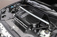 エンジンカバーをかすめるようにストラットタワーバーが装着される。CFRP製タワーバーもオプション設定されている。