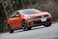 1リッターエンジンを積んだベーシックモデル、ハイパフォーマンスモデル「GTI」に続いて導入された「ポロTSI Rライン」。車両本体価格は298万円。
