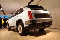 リアまわりのデザインもベースとなった「RAV4」とは全然違う。古いアメ車というよりは、キャデラックの現役SUVに似ているような……。