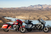 新デザインのフェアリングが採用された2025年モデルの「チーフテン パワープラス」と「ロードマスター パワープラス」。リアにトップケースを備えているのがロードマスター、トップケースのないバガースタイルをとっているのがチーフテンだ。