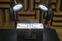 「自動車用自己放射冷却塗装」と通常塗装に熱を与え、表面温度の違いを確認するデモンストレーション。写真のテストでは前者が38.9℃、後者が45.3℃を示している。