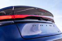 横一文字のコンビネーションランプと「PRIUS」のロゴが目を引くリアまわり。後方視界を向上させるためにこれまで採用されてきたテールゲートのサブウィンドウは廃止され、すっきりとしたリアビューになった。