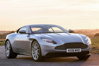 2016年に登場した「DB11」。「DB9」の後継を担って登場したアストンマーティンの基幹車種で、ボディーをきゅっと絞った、優雅で大胆なプロポーションが魅力だった。
