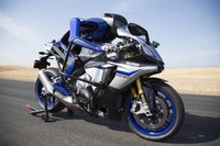 2017年の東京モーターショーでヤマハは「MOTOBOT」を展示し、ヒト型ロボットを使った二輪の自律運転を提案した。