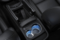 容量3.2リッターの冷蔵庫付きセンターコンソール、温冷機能付きカップホルダーが装備される。