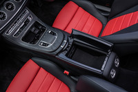 インフォテインメントシステムのコントローラーは、ダイヤルとタッチパッドの併用式から、面積が拡大されたタッチバッド式に変更された。センターコンソールには、ワイヤレスチャージングシステムとUSBソケットを2個設置している。