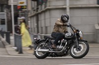 ETC2.0車載器やグリップヒーター、ヘルメットロックが標準で備わるなど、装備の充実も「メグロK3」のセリングポイント。ベース車「W800」との車両本体価格の差は、17万6000円となっている。