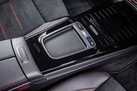 廃止されたタッチパッドの跡地は、小物トレイに。前方にはドライビングモードの選択スイッチとオーディオのボリュームダイヤル、360度カメラシステムの切り替えスイッチが配置される。