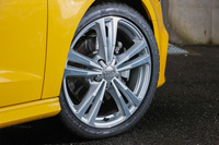 試乗車のタイヤサイズは225/40R18 92Y。「ダンロップSPORT MAXX RT」が装着されていた。