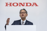 2024年12月23日の共同持株会社設立による経営統合に向けた協議の開始を発表した席で、ホンダの三部敏宏社長は、「ホンダと日産が自立した会社として成り立たなければ、経営統合は成就しない」とコメント。「今回はまだ検討を開始する段階であり、経営統合を決定したわけではありません」とも語っていた。