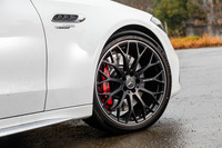 タイヤサイズはフロントが265/35、リアが275/35でともに20インチ。これに合わせてフェンダーがワイドになっており、スタンダードな「Cクラス」よりも全幅が80mm広い1900mmに達している。