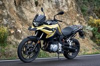 よりオンロード走行に適した仕様の「F750GS」。フロントサスペンションはφ41mmの正立式フォークで、フロントのタイヤサイズは「F850GS」が90/90 21なのに対し、こちらは110/80R19となっている。