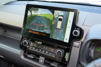 「パノラミックビューモニター」も最新の「Z」には標準装備。合成によってフロア下が透けたような映像が映し出される。