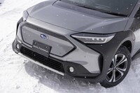 「ソルテラ」のフロントマスクではヘッドランプのC字形状を強調したほか、中央部に六角形のモチーフを採用してグリルのように見せている。