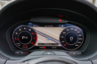 「TT」や「A4」ではすでに採用されているフルデジタルの多機能ディスプレイ「バーチャルコックピット」が「A3」シリーズで初めて選べるようになった。