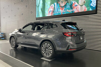 「SUBARU STAR SQUARE」に展示されていた外板色が「マグネタイトグレー・メタリック」の「レヴォーグ レイバック プレミアムブラックS：HEV EX」。個人的にはイチオシのボディーカラーである。