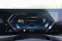 速度計が右回り、エンジン回転計が左回りというメーターの基本レイアウトに変わりはないが、従来よりも直線的なデザインになった。