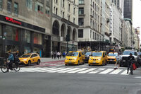 米ニューヨークの交通の様子。停止線に2台並んで止まっているのは、2011年に同市の次世代タクシーとして供給が開始された「日産NV200」。スライドドアのタクシーとしては「トヨタ・シエナ」なども見かけるが、「非MPVタイプのタクシーでスライドドアというのは、今はまだ、日本以外ではちょっと受け入れられないのでは？」とwebCGほったは考えている。（2023年9月撮影）