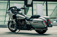 トップケースや背もたれ付きのパッセンジャーシートなどが備わらないので、後ろ姿は意外と軽やか。とはいえ、車重はともに400kgに迫る超ヘビー級だ。