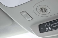 キャンバストップの開閉はキャビンに備わるスイッチを操作するだけ。手軽にオープンエアモータリングを楽しめる。