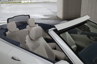 フロントウィンドウ上部のウインドディフレクターと、後席後部のドラフトストップからなる「エアキャップ」も「レザーパッケージ」に含まれるオプション装備。室内への風の巻き込みを抑制する効果がある。