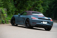 ドイツのニュルブルクリンク北コースにおいて、従来モデルより13秒も速い7分40秒というタイムを記録したという「718ボクスターGTS」は、高い動力性能と操る楽しさを両立したモデルとなっていた。