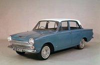 「フォード・コルチナ」。オーソドックスな設計だが、バランスのよさで人気を博した英国製サルーン。