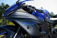 ヤマハのスーパースポーツ「YZF-R」シリーズの第5弾となる「YZF-R7」。「Fun Master of Super Sport」というコンセプトのもと、同門のネイキッドモデル「MT-07」をベースに開発された。