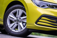 今回の試乗車は、標準装備の「5ダブルスポーク」と呼ばれる16インチアルミホイールに、205/55R16サイズの「グッドイヤー・エフィシェントグリップ パフォーマンス」タイヤが組み合わされていた。