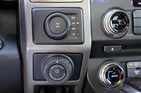 4WD機構の駆動モードは「2H」（2WD）、「4A」（4WDオート）、「4H」（4WD High）、「4L」（4WD Low）の4種類。リアアクスルにはデフロック機構も備わっている。