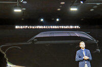 突然の言及だったので、写真のピンボケはご容赦あれ。「『センチュリー』の派生モデルを出す」と語るハンフリーズ氏の背後に映るのは、どう見てもSUVである。