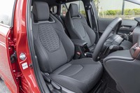 ファブリック表皮のスポーツシートを標準装備。前席のみシートヒーターが備わっている。