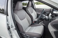 合成皮革とツイード調ファブリックで仕立てられた、試乗車「ヤリス ハイブリッドZ」のシート。この表皮は1万1000円のオプションとして選択可能。